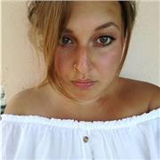 Studentessa fa da aiuto-compiti e impartisce ripetizioni per materie umanistiche